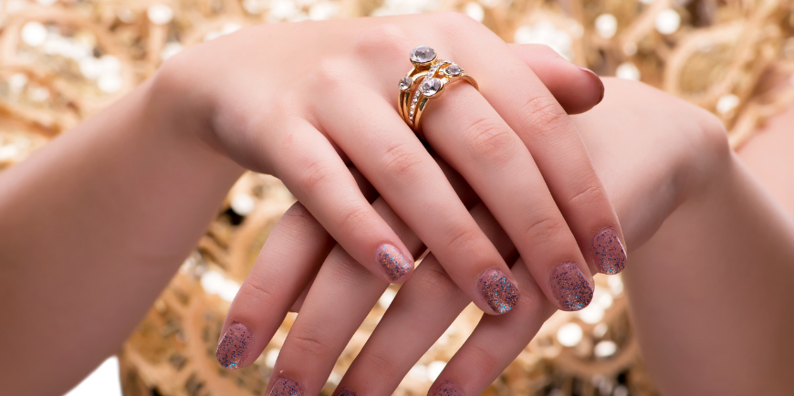 Jak sprawdzić złoto bez próby? Oznaczenia złotej biżuterii